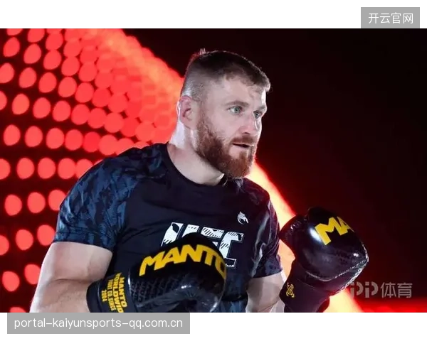 UFC重击砸开防守空档：一击致命的绝技揭秘
